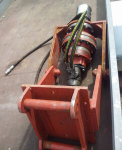 En hydraulisk rotator med S45 fäste, HYR modell, är uppställd för att skruva ner skruvpålar.