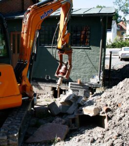 En grävmaskin med märket Hanix är utrustad med en hydraulisk rotator, modell S45, för montering av skruvpålar.