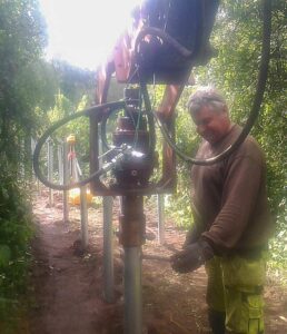 Installation av skruvpålar som grund för spänger i en skogsmiljö i Kristianstad.