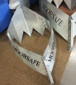 En närbild av ett Moorsafe S-ankare, designat för säker förankring av flytbryggor.