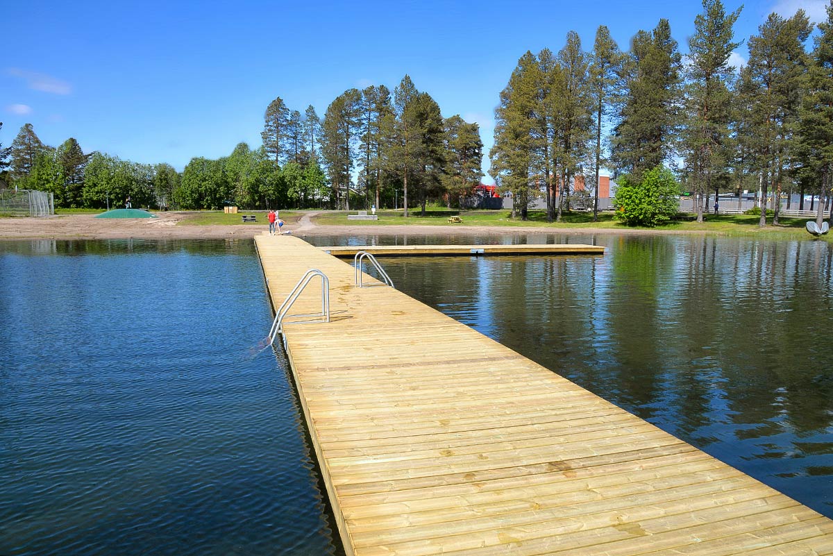 Nya flytbryggor vid Camp Gielas badplats i Arvidsjaur.