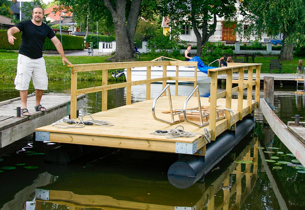 Nöjd kund visar sin bryggbåt med HD-pontoner