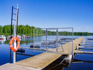 Bryggrind i varmgalvaniserat stål monterad på flytbrygga i småbåtshamn