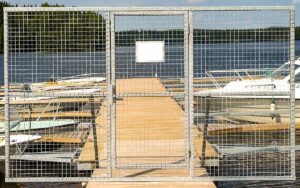 Bryggrind med låsbar dörr till båtbrygga