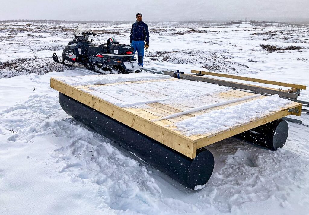 Transport av forskningsplattform med HDPE-pontoner på snötäckt fjällhed i Abisko.