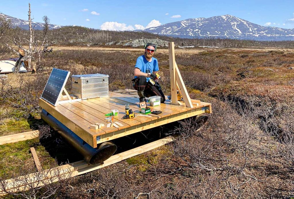 Montering av forskningsplattform på HDPE-pontoner i solig fjällmiljö i Abisko.
