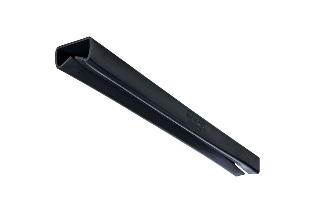 Bomskydd i elastomermaterial för båtbommar och bryggor