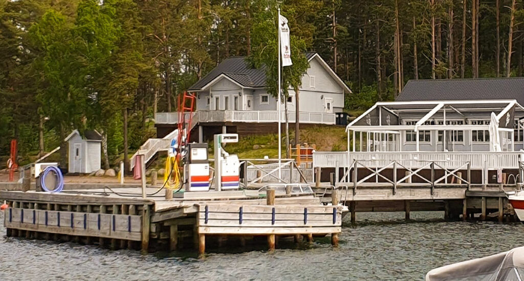 Bryggfendrar från Estepur monterade på träbrygga i professionell hamnmiljö