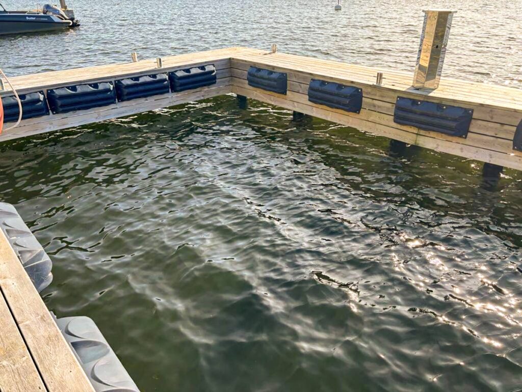 Formgjutna EVA-bryggfendrar monterade längs bryggkant i marina miljöer