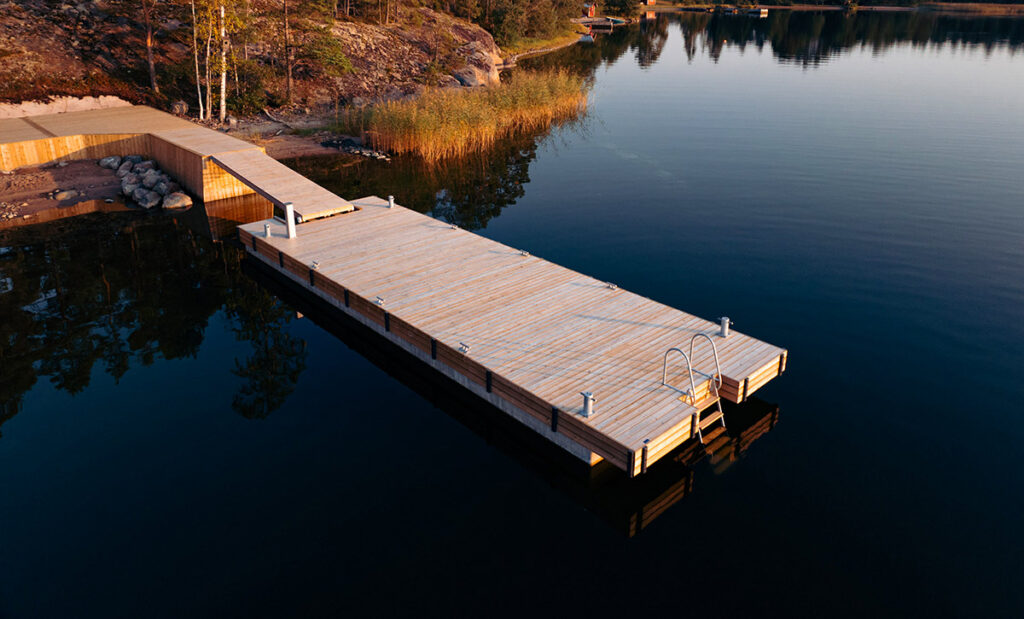 Brygganläggning med flytbryggor i sjömiljö