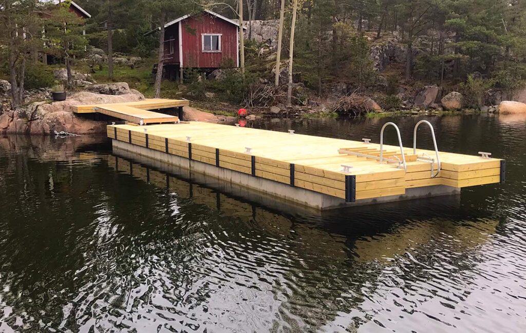 Privat flytbrygga i skärgårdsmiljö med monterade bryggfendrar