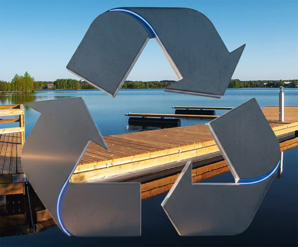Miljövänlig flytbrygga i stål och trä med en stor återvinningssymbol som representerar hållbarhet och cirkulär ekonomi.