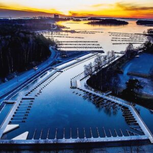 Guide till att köpa flytbrygga - AlfaBryggan visar olika pontonsystem vid en båthamn.