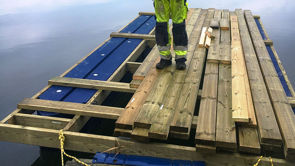 Däck monteras på pontonflotte byggd med AD-pontoner