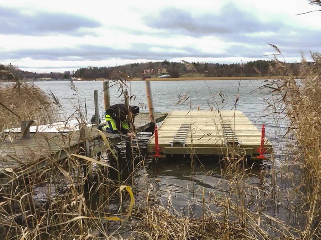 Färdig pontonflotte byggd med AD-pontoner och träkonstruktion