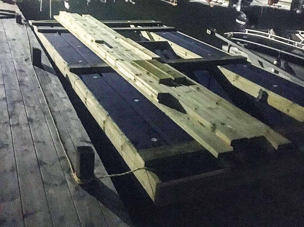 Sjösättning av pontonflotte byggd med AD-pontoner