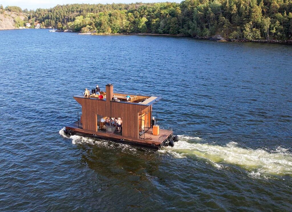 Bastuflotte på pontoner från AlfaBryggan i drift på vattnet
