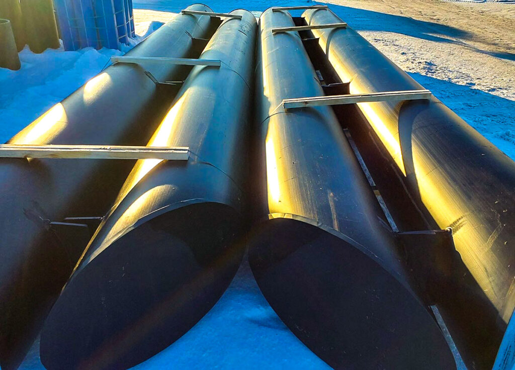 HD-polyeten rörpontoner i PE-HD med svetsade fästöron för bastuflotte och flytbryggor.