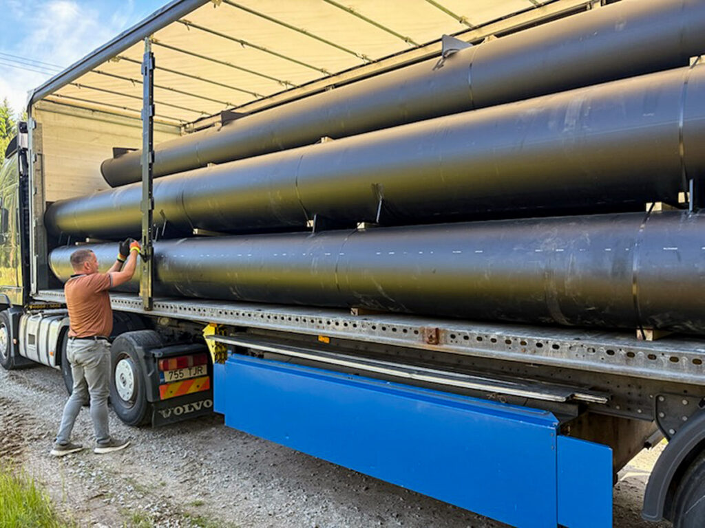Transport av långa rörpontoner i HD-polyeten på lastbil.