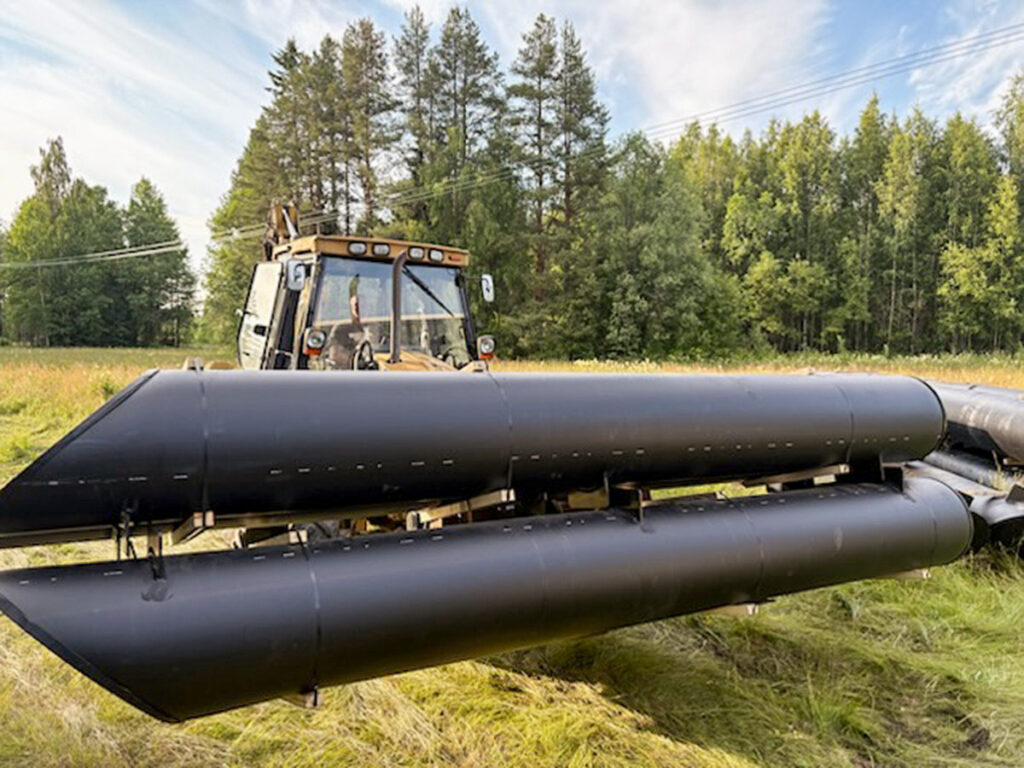 Rörpontoner i HD-polyeten lossas hos kund med grävmaskin.