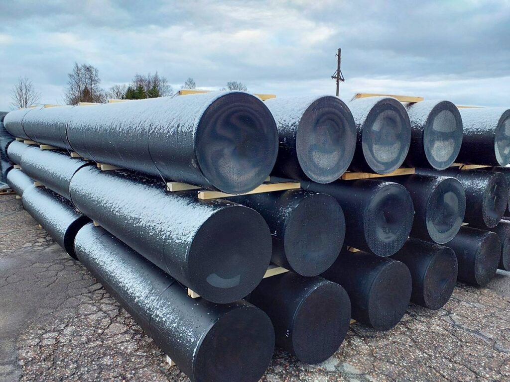 Tillverkning av rörpontoner i HD-polyeten i fabrik.