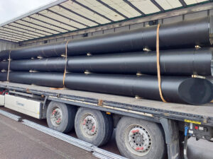 Seks HDPE-rørpontonger Ø630 mm stablet i tre nivåer inne i lastebil for transport til Norge.
