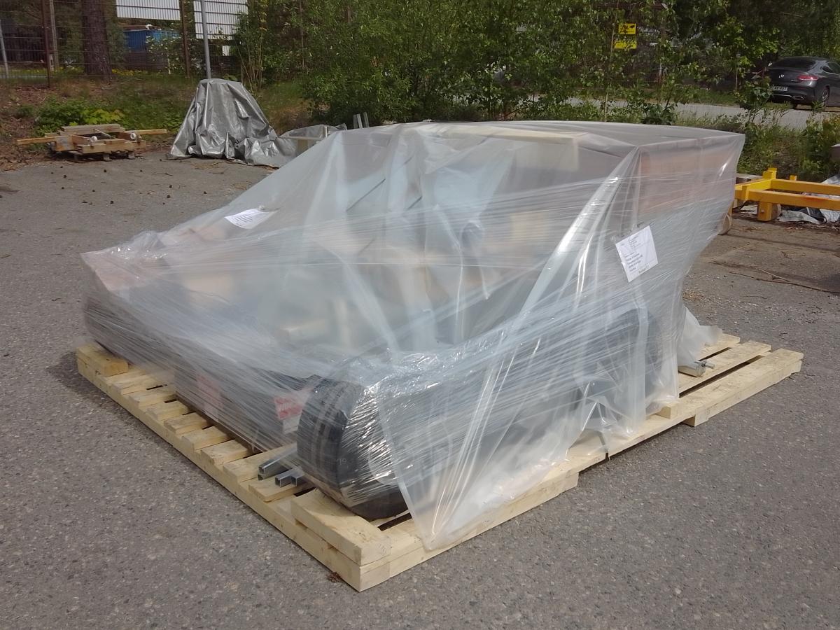 Roller XR-båtvagn emballerad i skyddsplast på träpall inför transport.