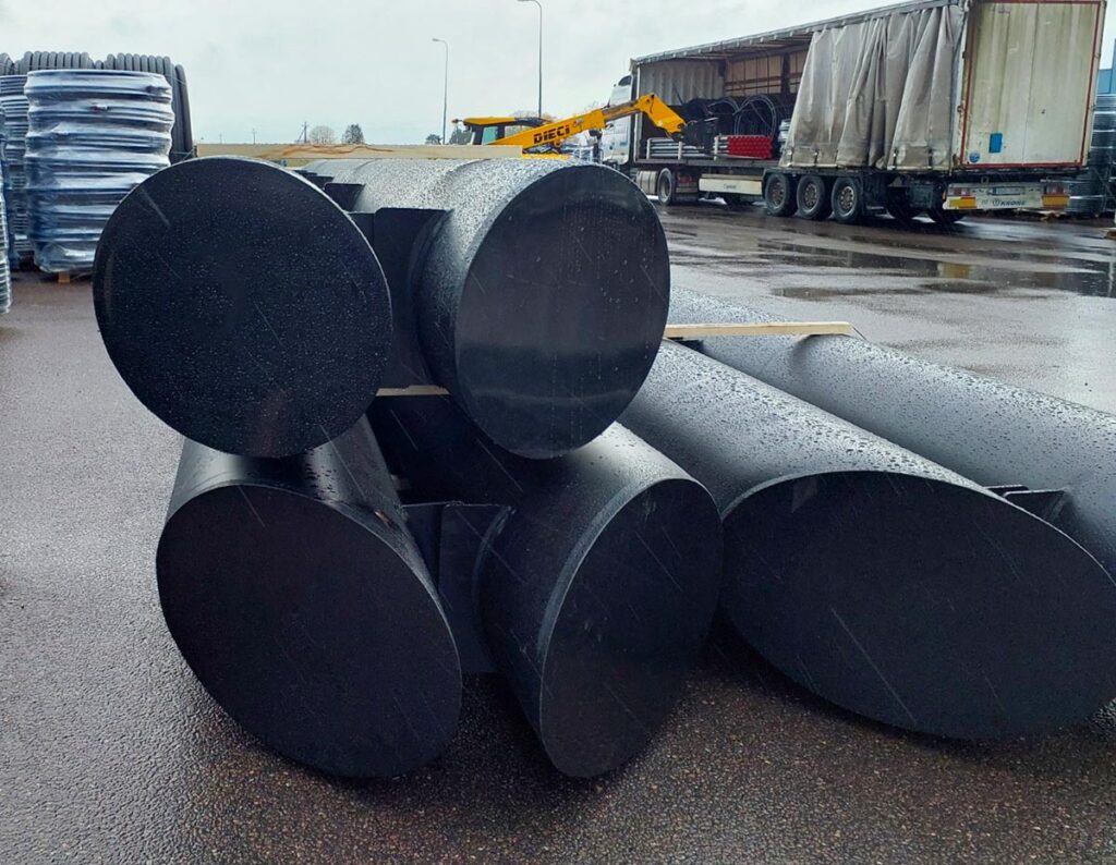 Seks svarte HDPE-rørpontonger Ø630 mm med sveisede ender og festebraketter, klare for levering til Norge.
